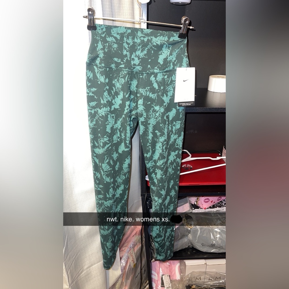 Nike women’s Leaf Pattern Leggings